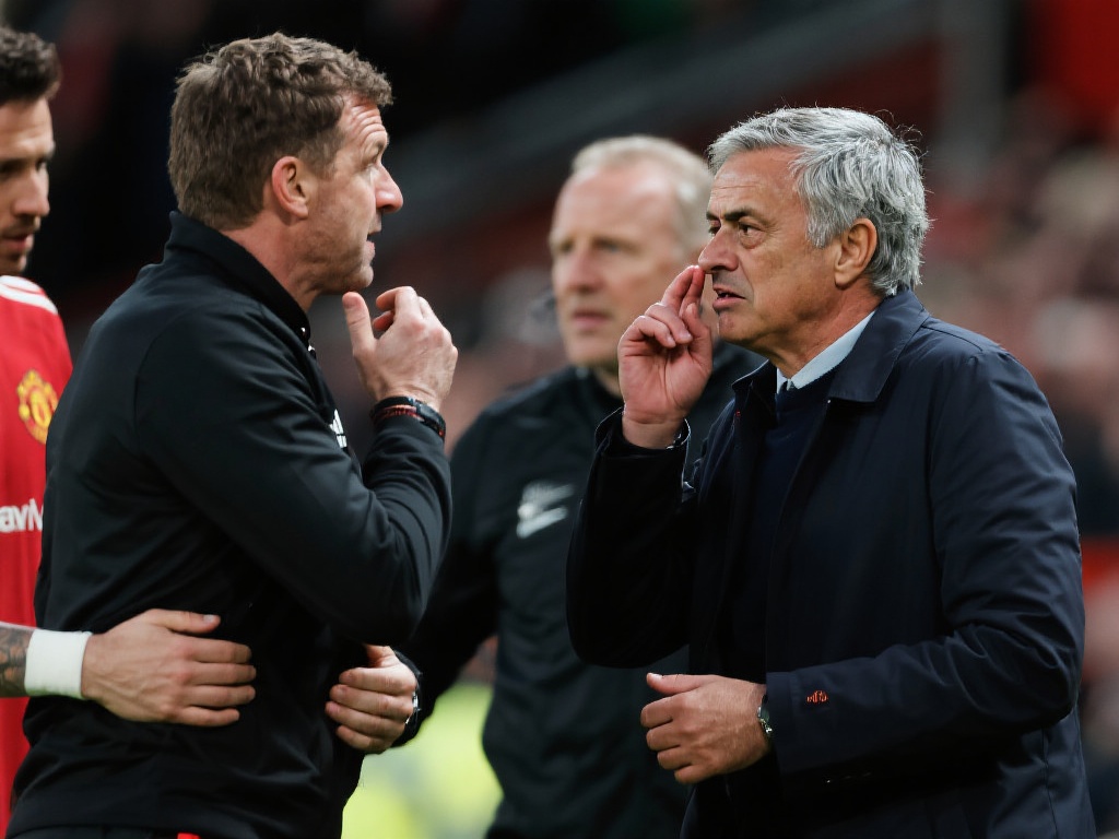 穆帅遭辱怒不可遏,冲突升级捏鼻反击引热议 外界如何看待这场场边“捏鼻”冲突?
对